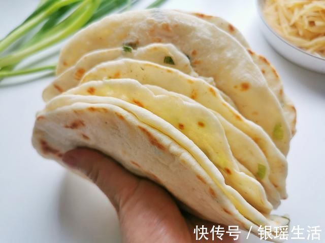 不粘锅|一家三口的晚餐，10张饼1盘菜，好吃接地气，老公抱怨没吃饱