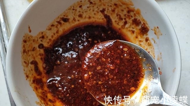 小饼|这食材最近吃得多，2元一斤，切丝团成小饼蒸一锅，蘸料吃真不错