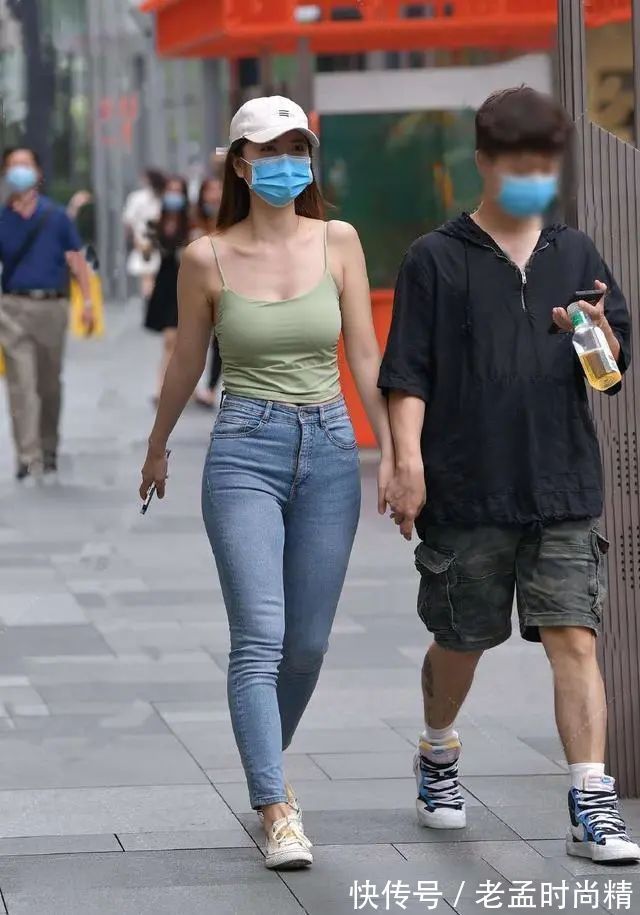 通勤装 日常通勤也要时尚有个性,草色吊带背心+牛仔裤,穿出清新迷人范