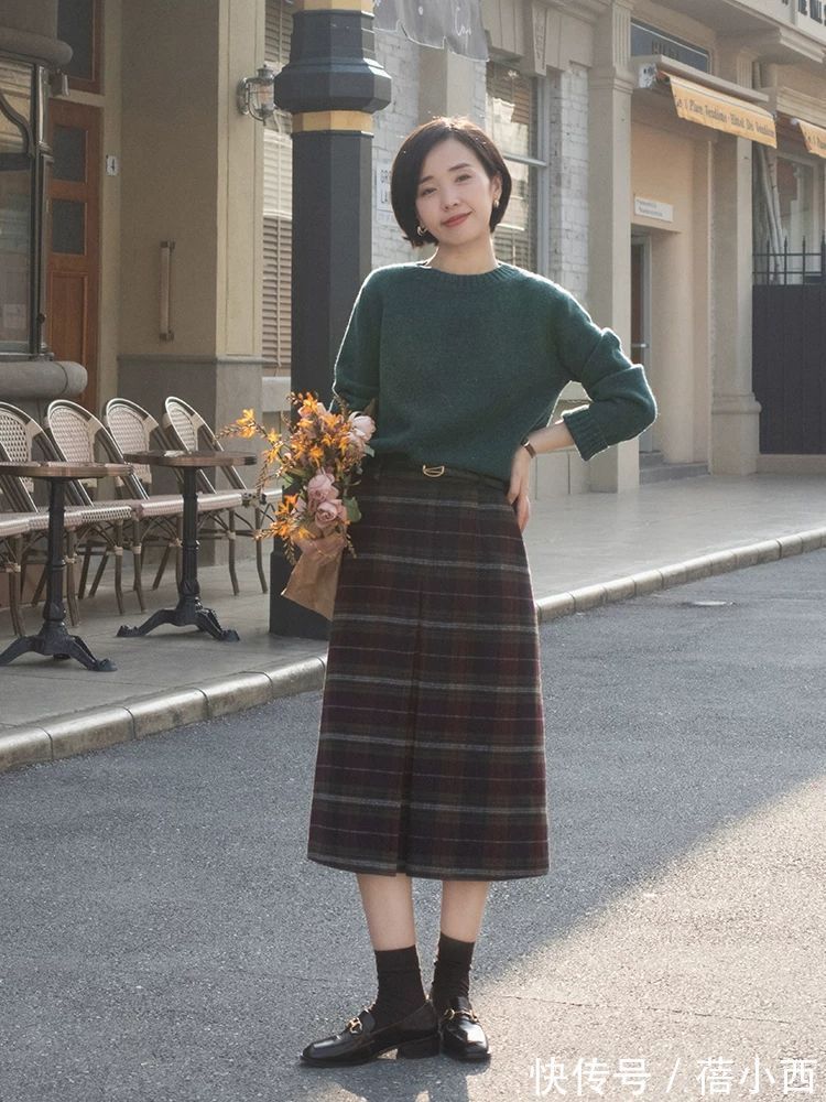 格子 简约优雅且高级，用“格子半身裙+纯色上衣”，做真正的气质女神