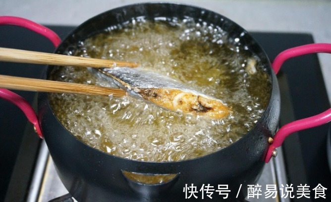 炸鱼后，油太腥扔掉太可惜！掌握这2种方法，“腥油”变“香油”