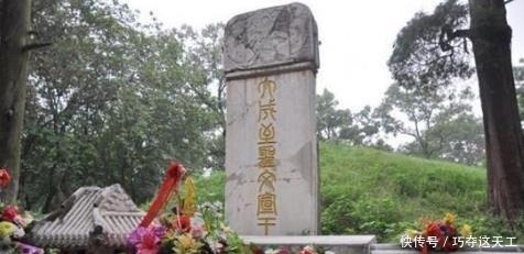 康熙在孔子墓前不下跪,大臣挡住墓碑上一个字,康熙立刻就跪下了!