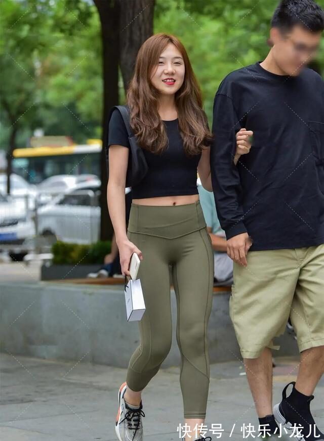 对比色 清新活泼的鲨鱼裤装扮不乏气质感,穿出时尚个性与风格,休闲百搭