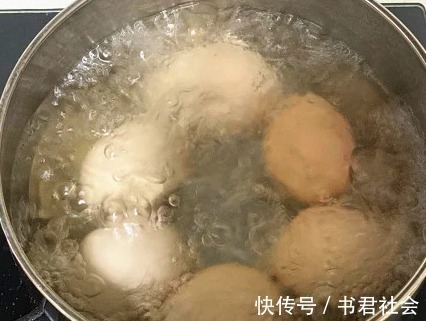 优质蛋白|煮鸡蛋时，最忌直接下锅煮！再加这一步，鸡蛋嫩滑好吃易剥壳