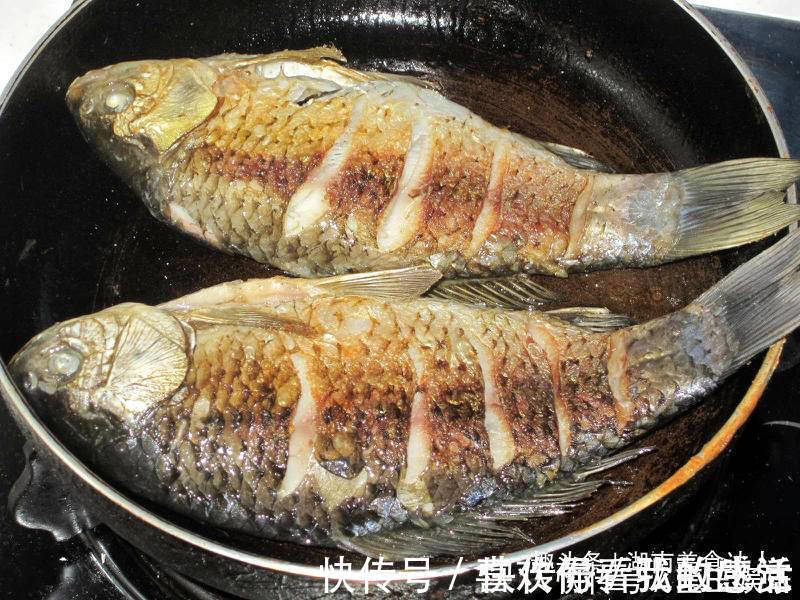 不管煎啥鱼，直接下锅就“废了”，掌握4个妙招，不破皮又鲜香