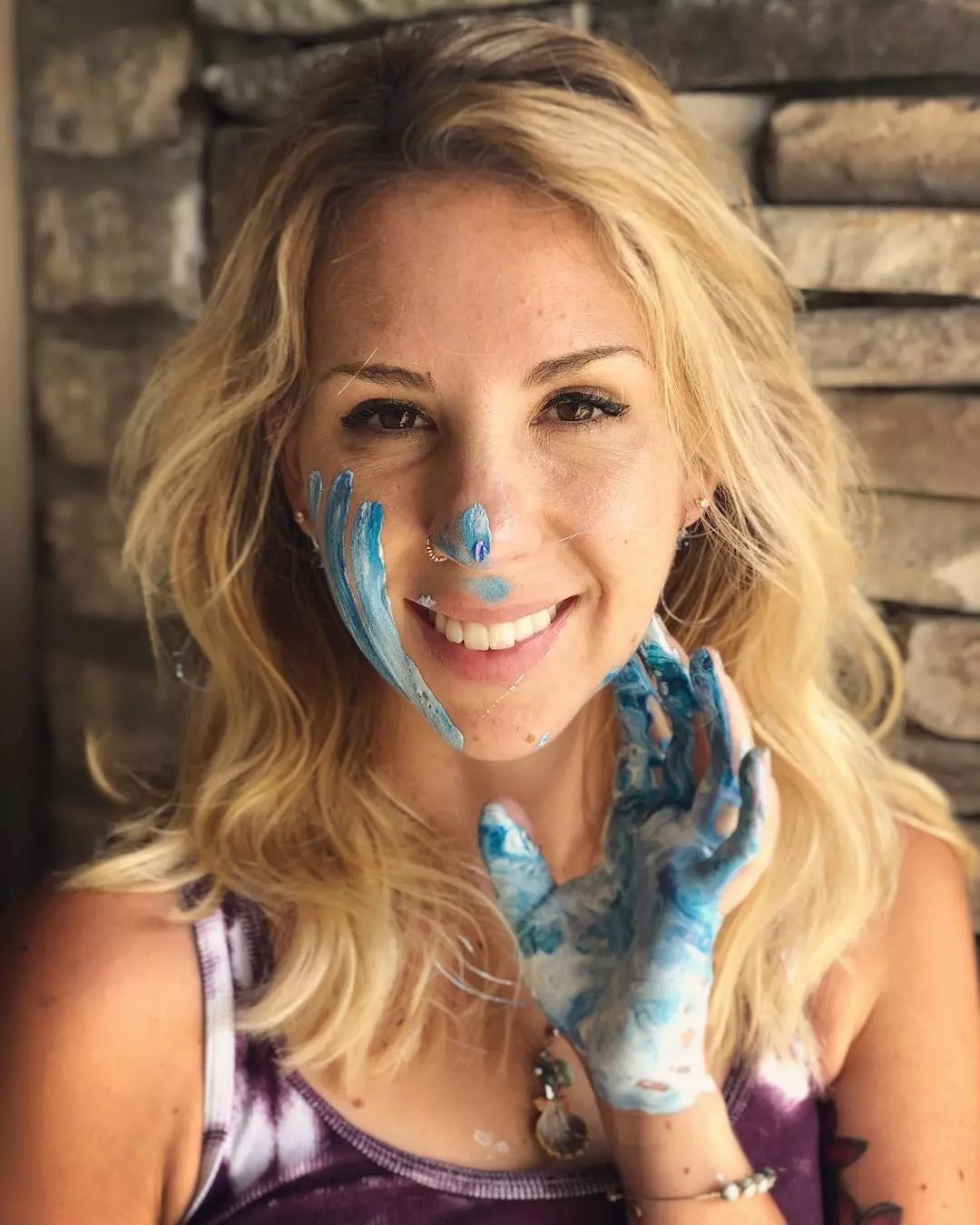 夏威夷$从没学过美术的她,用简单粗暴技法画画,让她成为了百万富豪