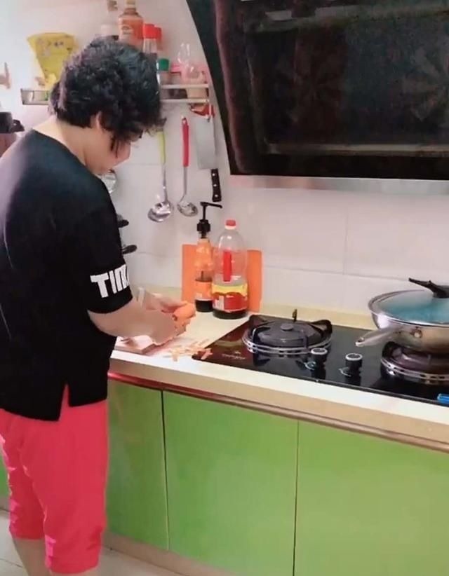 宝宝|奶奶做饭,宝宝趁机给家里的盆栽“做手术”,各忙各的,笑翻网友