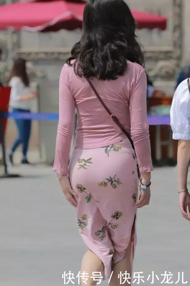 印花 时尚穿搭粉色印花长裙,人群中的你很亮眼