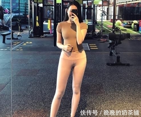 紧身打底裤富有气质感的装扮,吸引街头路人的目光