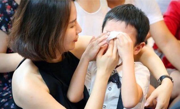 宝妈|妈妈穿新衣被老师请出家长会,看清上面的字,网友:没文化真可怕