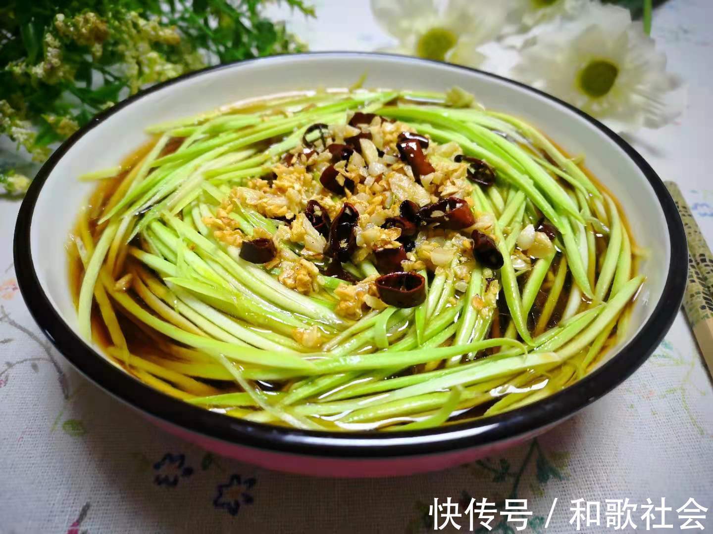 三伏天|这食材夏季很常见,才几毛钱一斤,加料一拌,清香爽口,开胃解暑