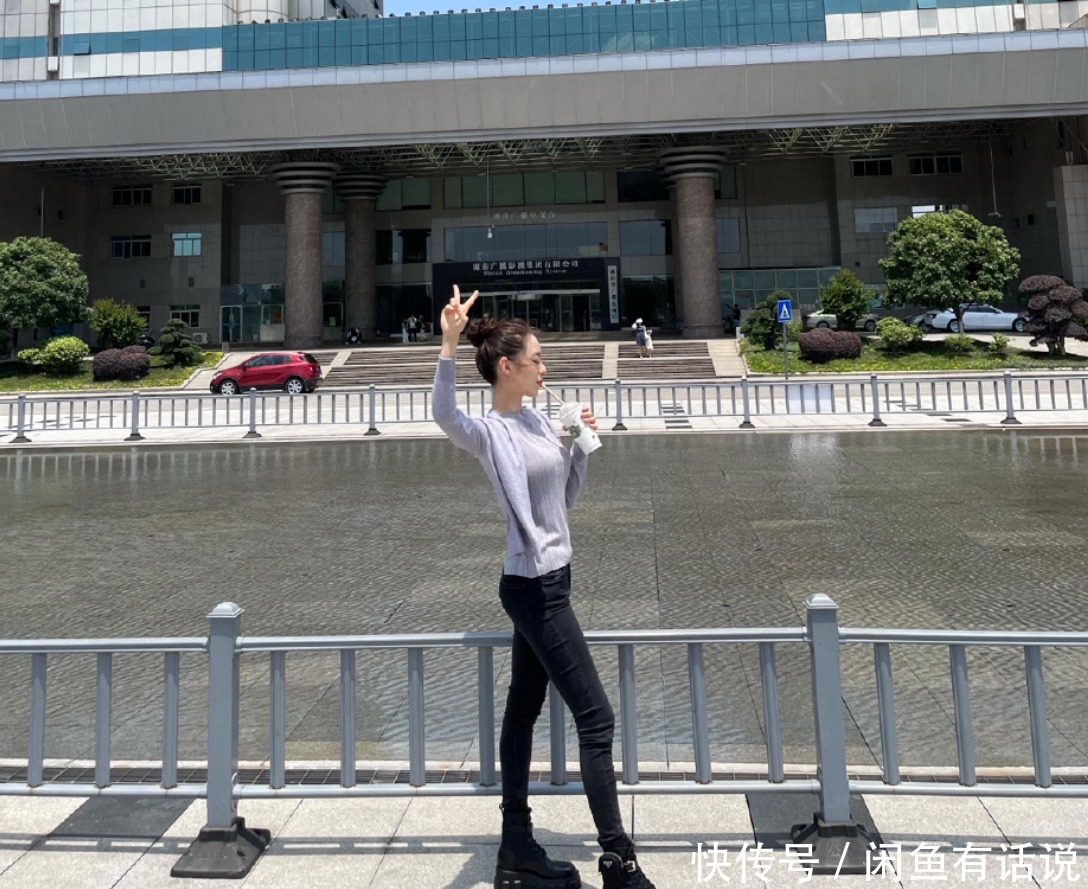 腿裤|吉娜产后恢复神速，又穿针织衫紧身裤秀身材，扎丸子头不像孩子妈