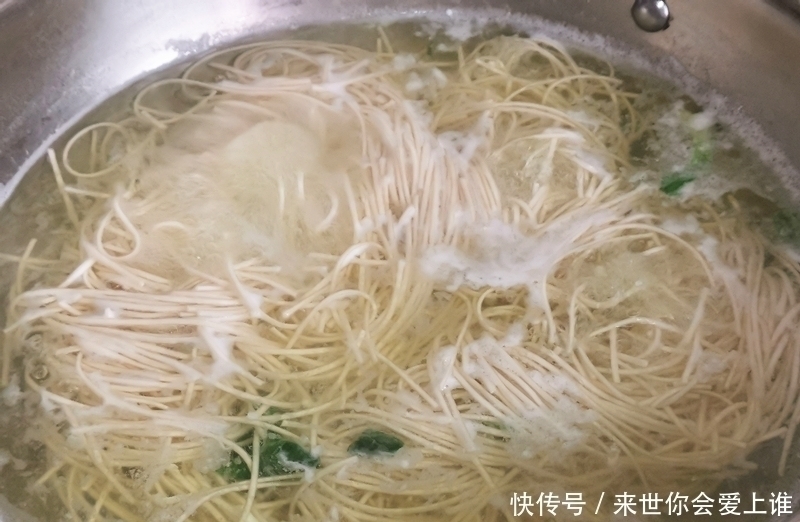 荷包蛋|面条从小吃到大，这做法最受欢迎，汤汁鲜营养足，一大碗丁点不剩
