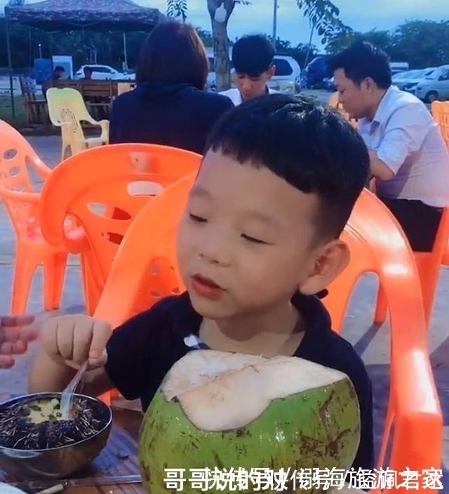 感言|一家四口旅游,爸爸让两个儿子发表感言,弟弟5个字的总结让爸爸无语