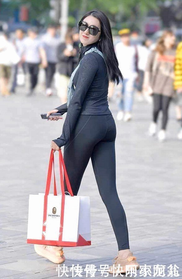 小阿姨也有俏皮的一面,这身材真的太完美,你喜欢吗?