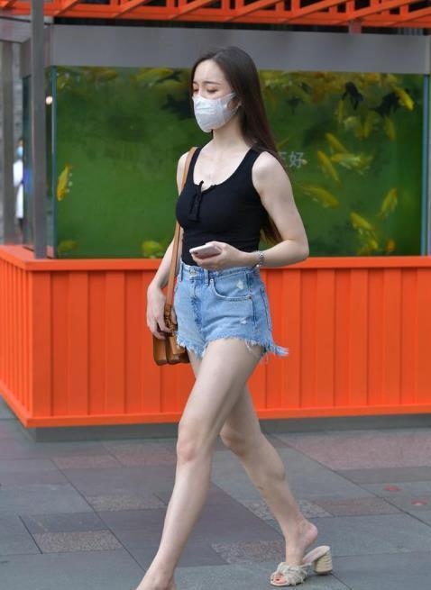 衣品|衣品不够好?穿牛仔短裤就行了,搭配黑色背心利落又靓丽