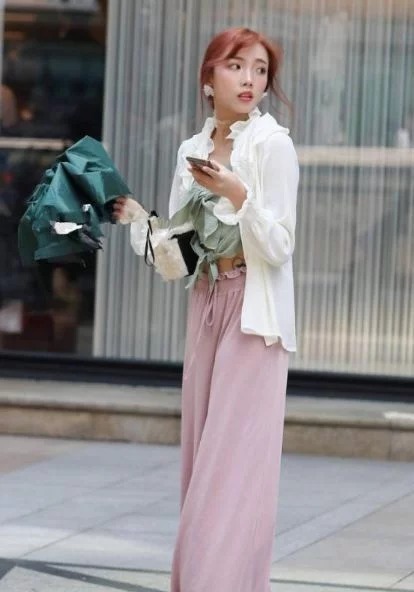 街拍：小美女经典的黑白配，时尚大方，尽显低调冷艳的美