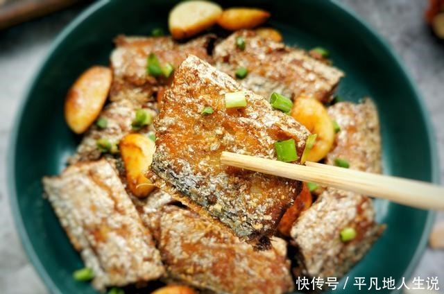 带鱼好吃有窍门，记住这3点，鱼肉鲜嫩无腥味，不松散不油腻