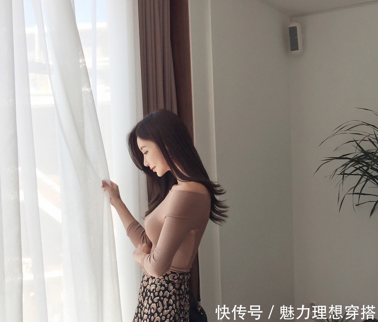 咖啡色|美女孙允珠高清美图咖啡色长袖修身上衣