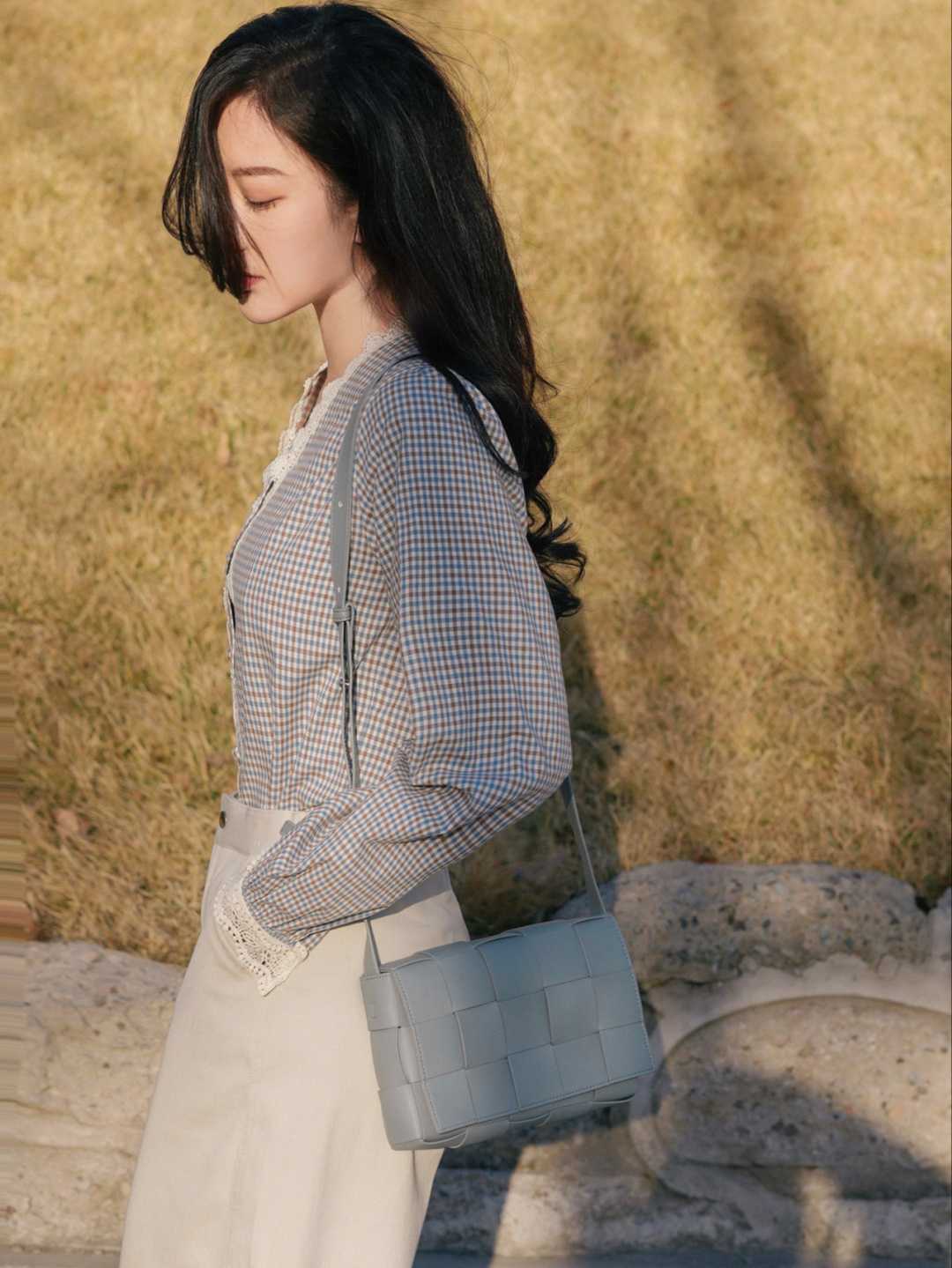 牛仔衬衫|别老穿烂大街的牛仔衬衫了,早春选择这“三款”,精致又洋气