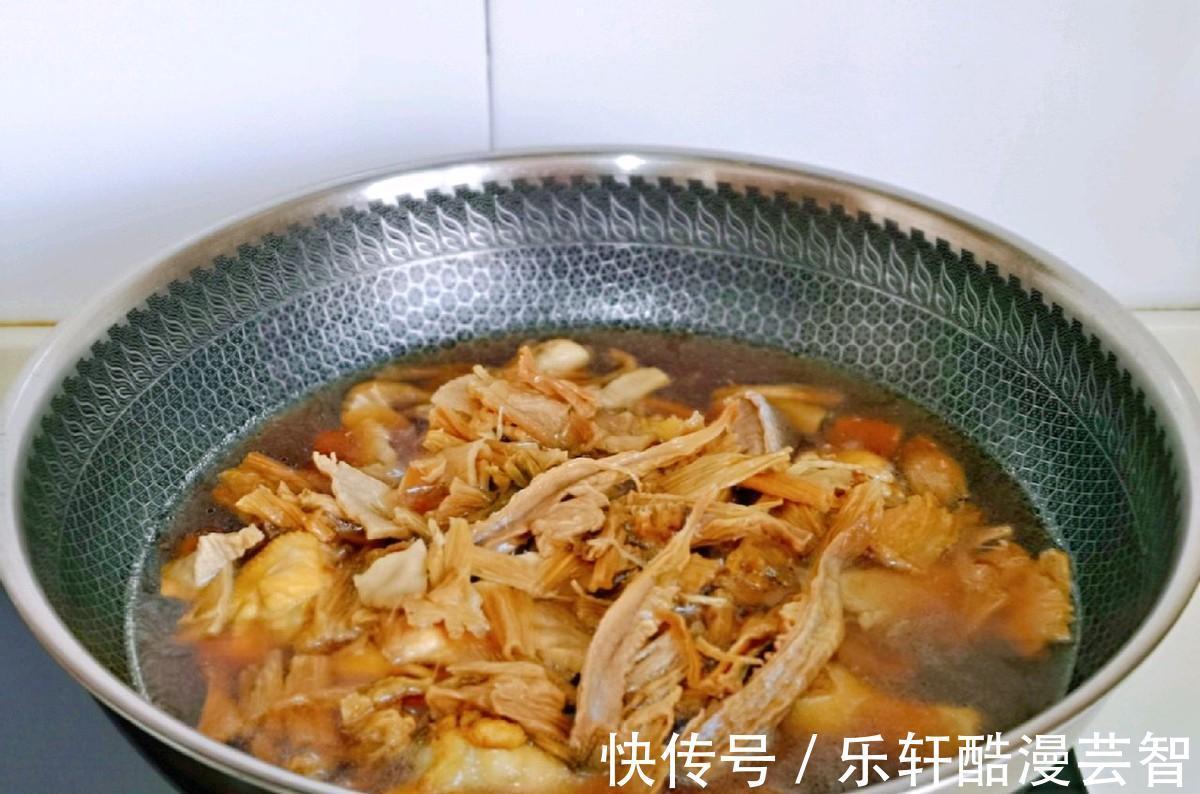 下饭|笋干和鸡腿搭配，炖至入味，鲜美又下饭，上桌都抢着吃