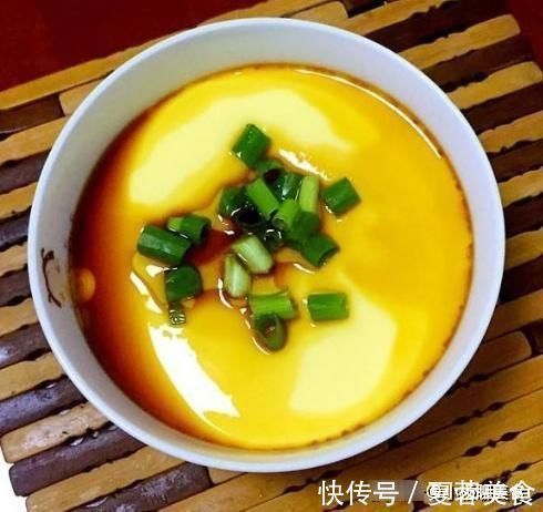 蒸鸡蛋羹时,需要加水吗?果然一步错步步错,难怪蛋羹不嫩气孔多