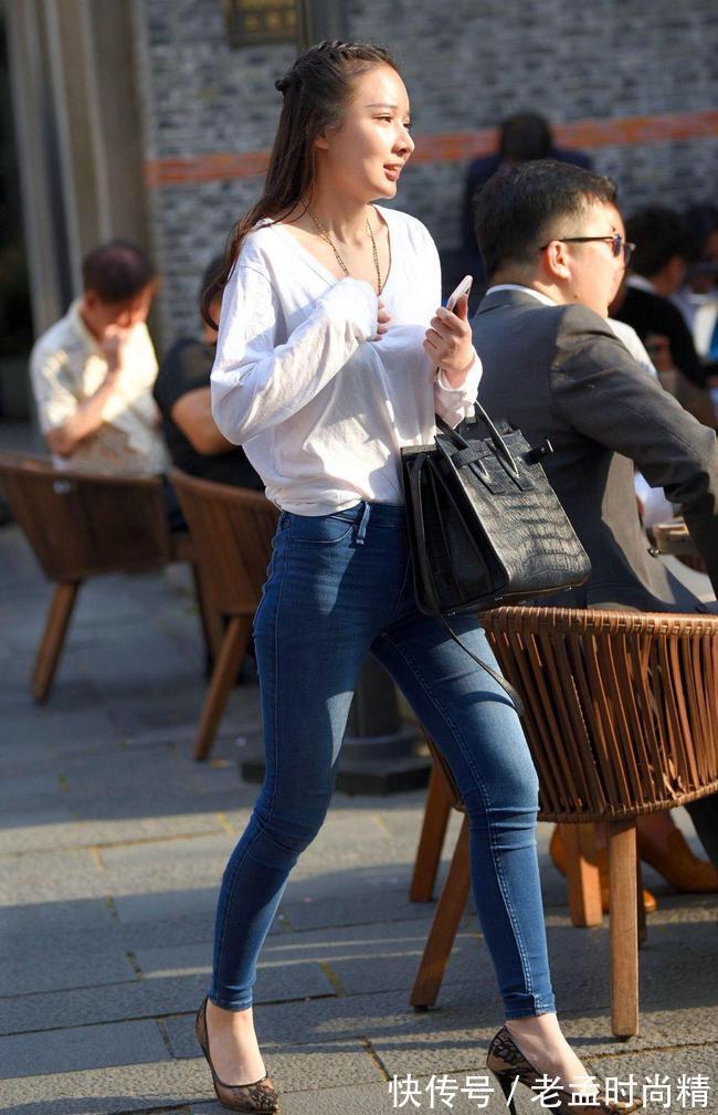 玄色|街拍:包臀裙增长女人味的同时,也增长少许甜蜜感