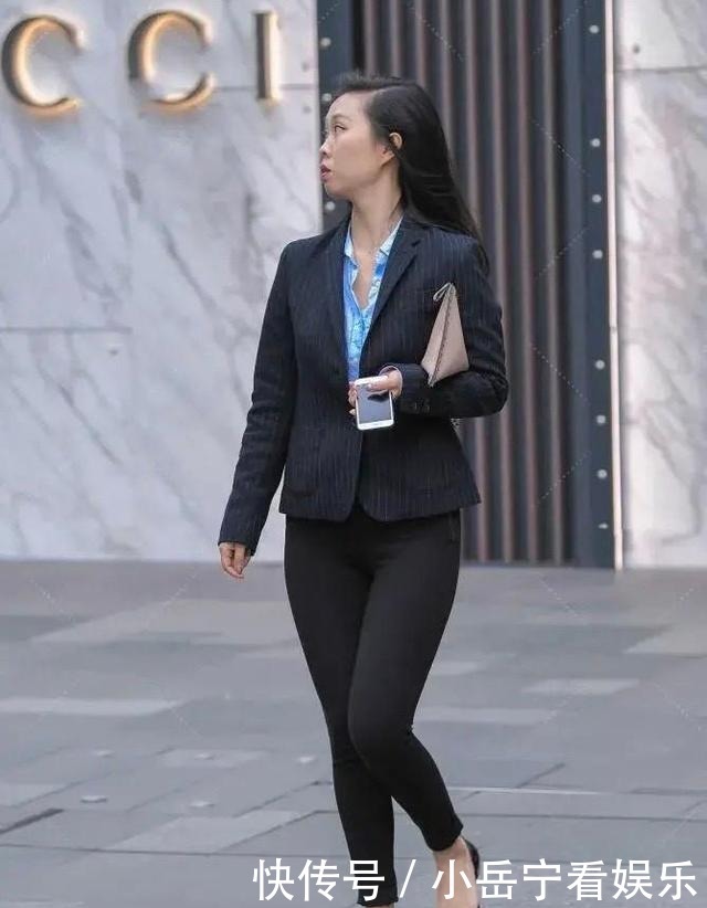 一身黑色打扮展现她优雅迷人气质,时尚有个性,韵味十足