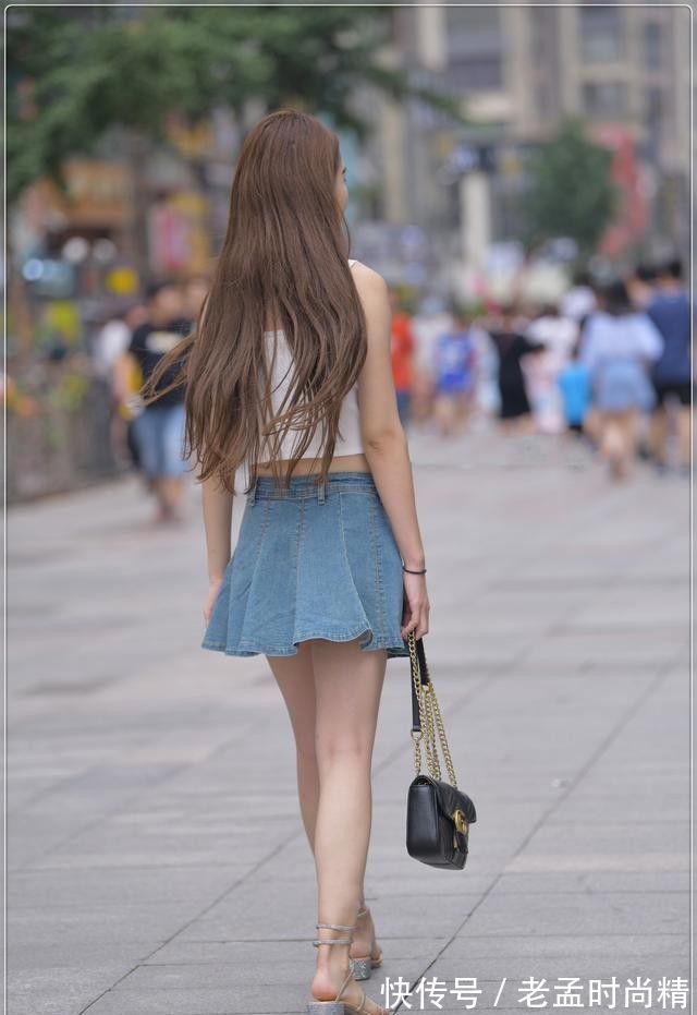 街拍 街拍:吊带背T恤配牛仔短裙,清纯甜美又可爱,回头率增加一倍!