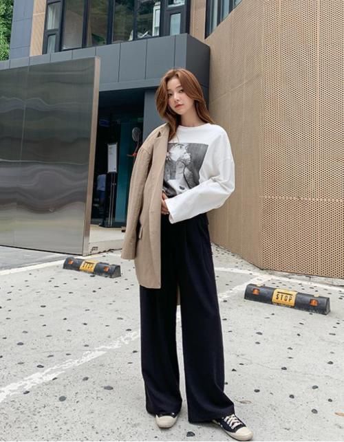 早春火了一种穿法叫:拖地裤+外套,时髦显腿长,小个子也合适