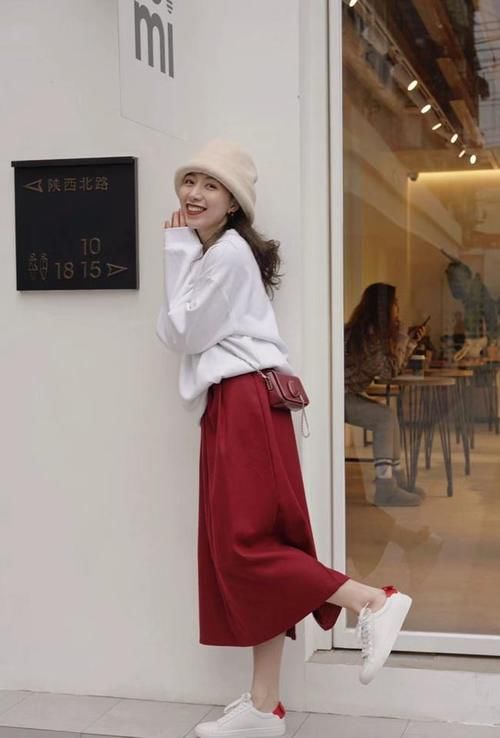 红色系穿搭又来了，学这一身造型搭配点帽子，最好看了