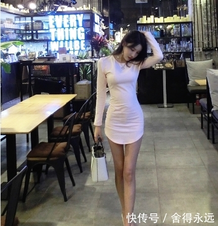 丰满|丰满的小姐姐,搭配上紧身打底裤,展现曼妙身材,呈现视觉美感