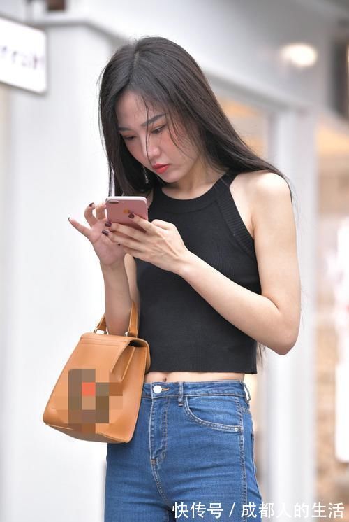 牛仔裤|美女这双大长腿太漂亮了，搭配牛仔裤更显修长
