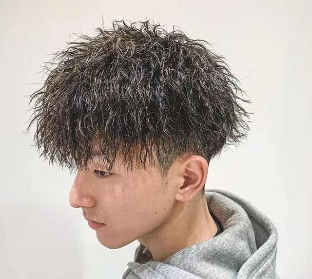 锡纸烫真的会秃顶吗?发型师深度解读,烫发对发质和头皮的影响