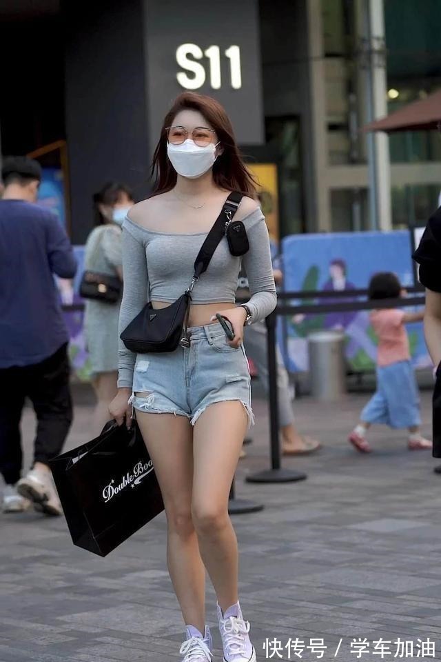 搭配 棕色低胸背心搭配棕色紧身短裤,飘逸自信的感觉,天然的色彩!