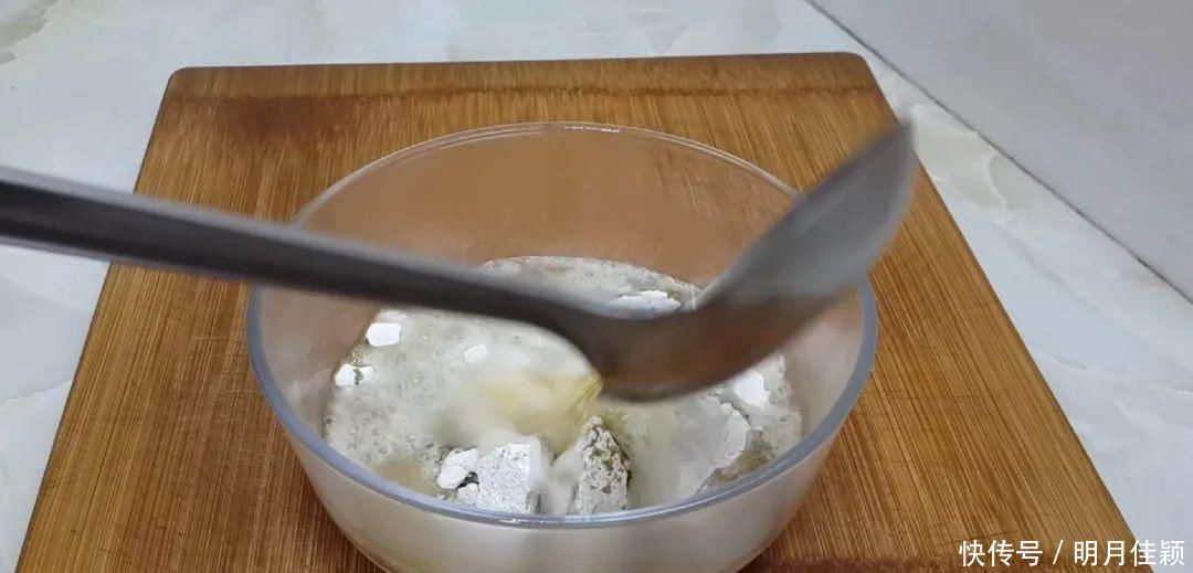 鸡蛋饼这样做太香了,教你懒人做法,鼓泡零失败,吃过就念念不忘