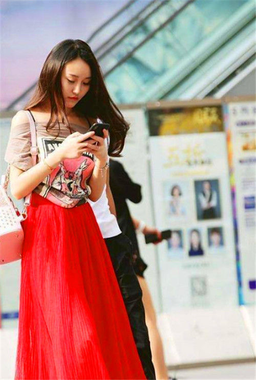 街拍:美女白色露肩紧身裙,身材曼妙长发披肩,窈窕多姿