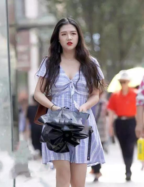 长发|街拍:长发美女,身穿半袖上衣配紧身热裤,非常时髦