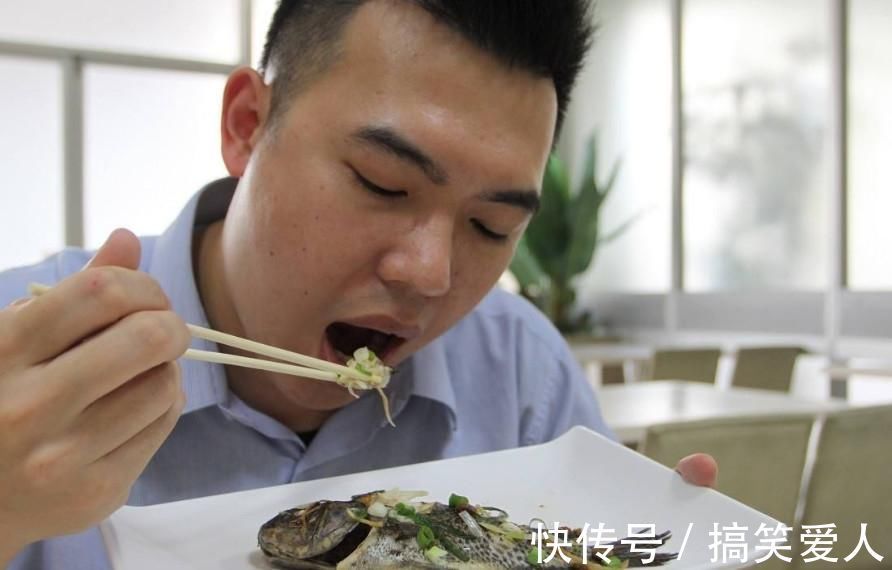 办法|鱼刺卡住喉咙时,别再吃馒头“强吞”了,这3种办法管用还安全