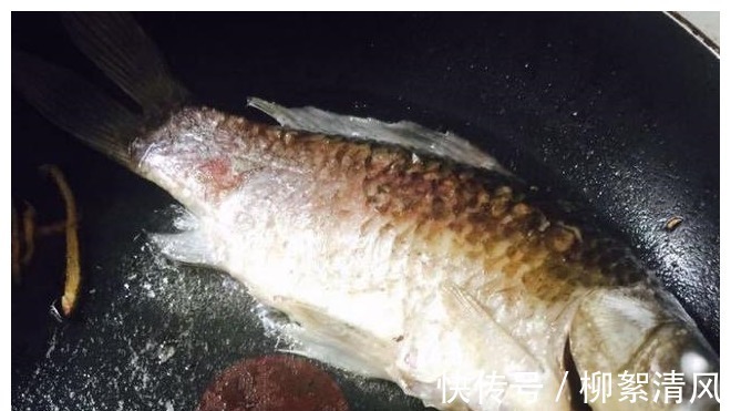 熬鲫鱼汤时，先油炸还是直接煮方法错了，难怪鱼汤不白还腥臭！