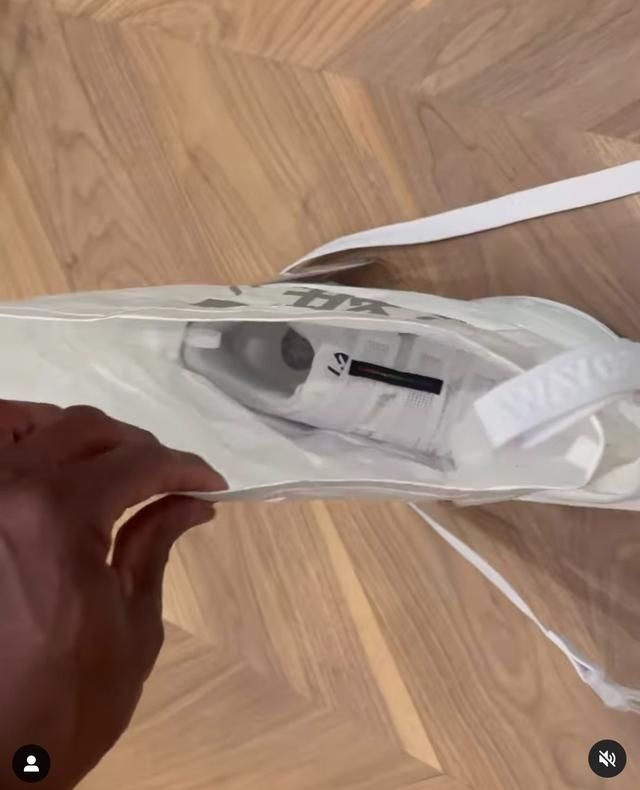 外层 又让他装到了!韦德上脚「纸袋鞋」真骚!设计师:还有八种玩法