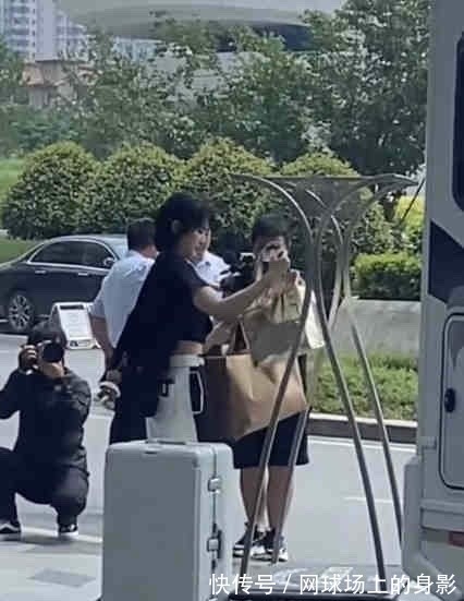 综艺节目|《中餐厅》正式开录,姚安娜丁真黄晓明等人现身,碰撞出别样火花!