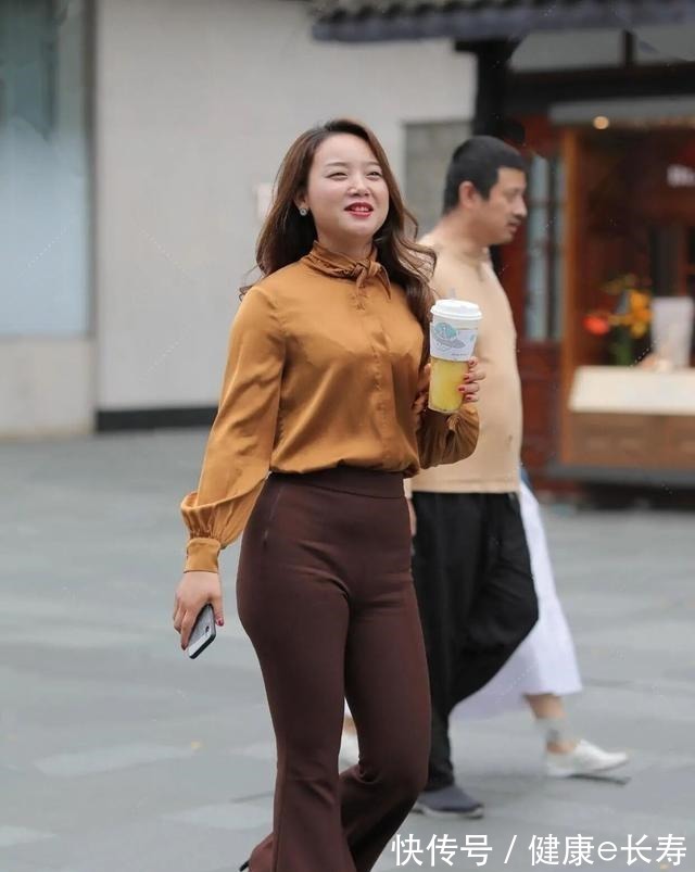 热裤 牛仔打底裤搭配时尚黑色上衣,穿出高级感,打造非常独特的设计感!