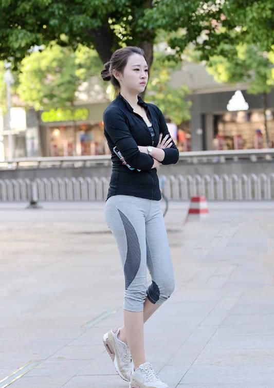 街拍美女：身姿挺拔，亭亭玉立的小姐姐，气质特别好