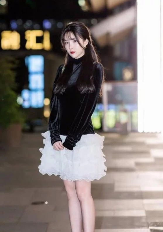 长袖|美女亮黑色的长袖拼接蓬蓬裙,经典的黑白搭配,感觉一双大长腿尽显