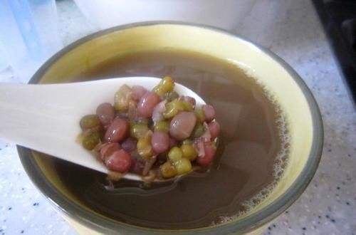 绿豆衣是个宝，绿豆和此物一起煮，健脾、补气血、除湿、控血糖