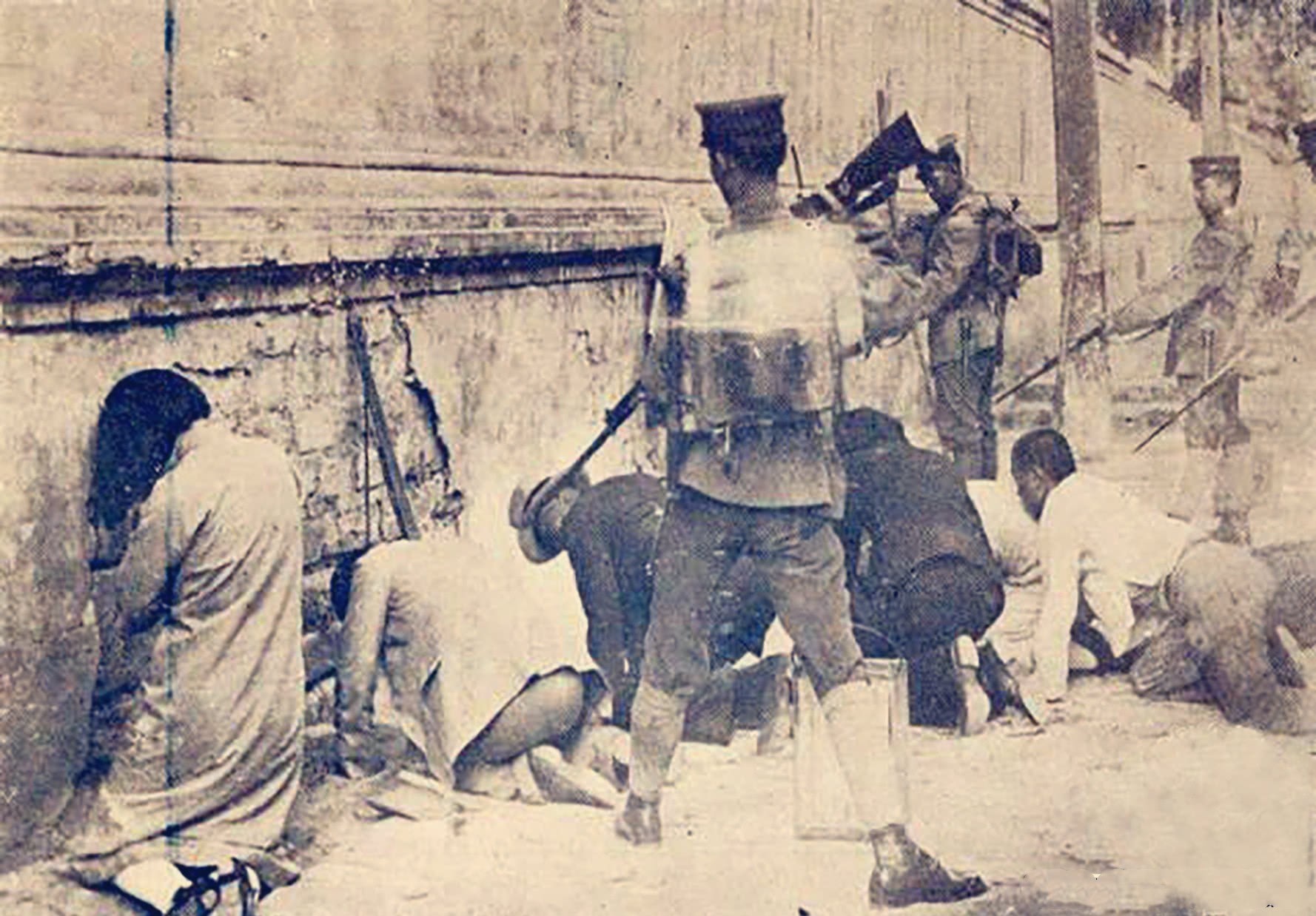 刺刀|镜头下真实的日本鬼子,把百姓抓来练刺刀,图9令鬼子崩溃的两个“铁疙瘩”