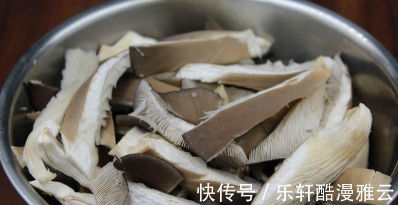 平菇|做炸蘑菇,调面糊很关键,有人不懂用淀粉还是面粉,教您正确做法
