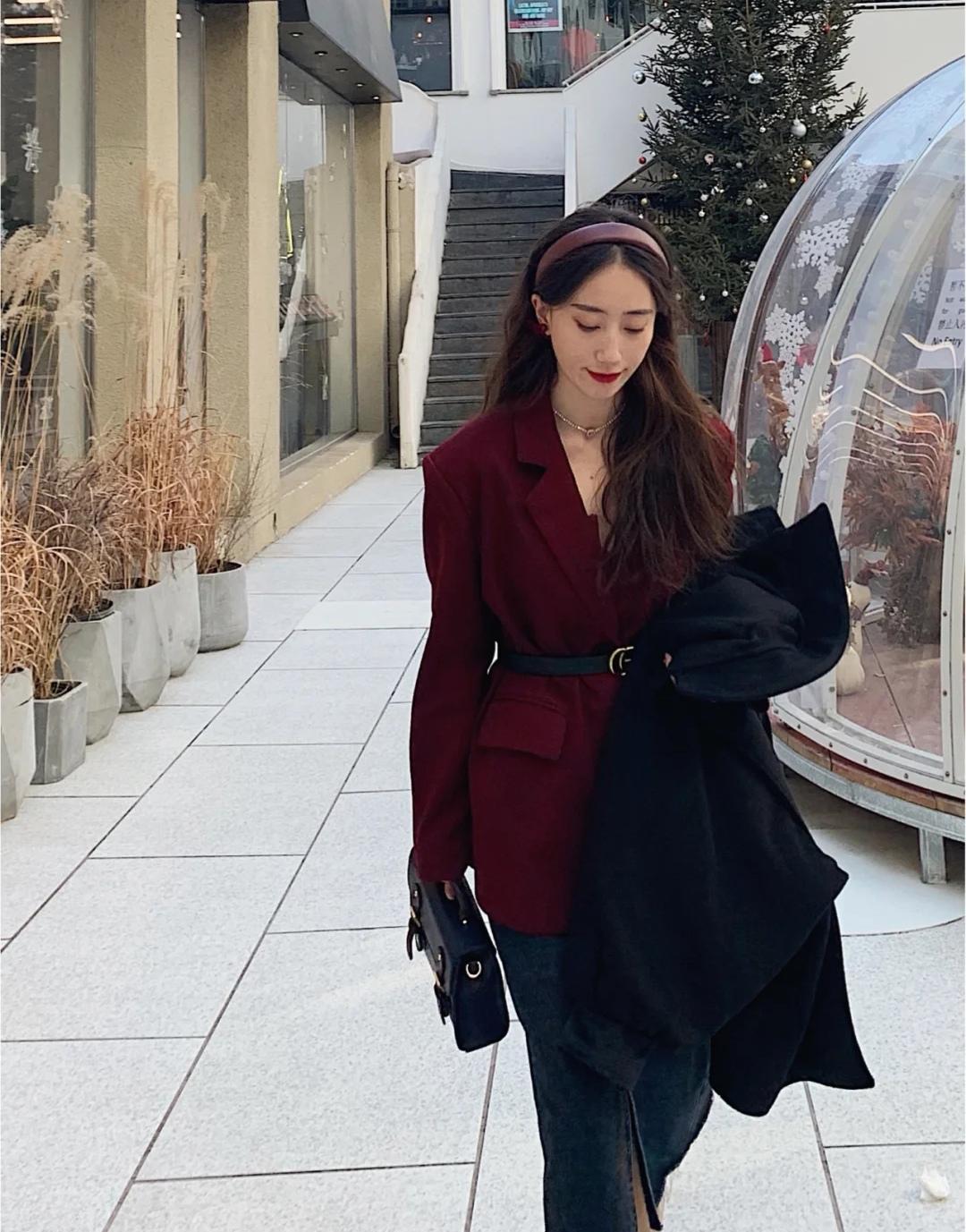 克拉拉带火了一种穿搭，叫“红色西装+牛杂短裤”，秀出高挑身材