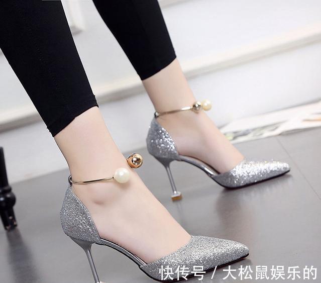 中空珍珠凉鞋女 女生别只会穿平底鞋,现在更流行穿“猫跟鞋”,显气质还不累脚